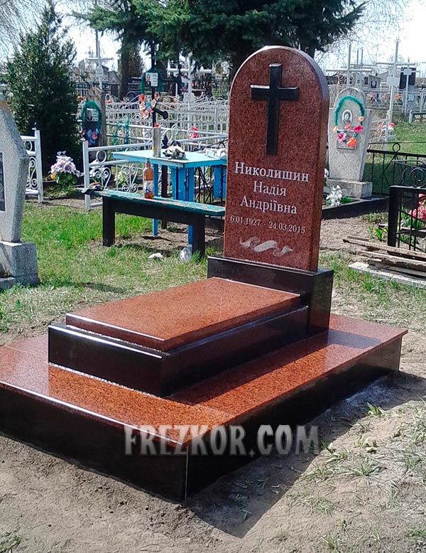 монумент из лезниковского гранита и  габбро