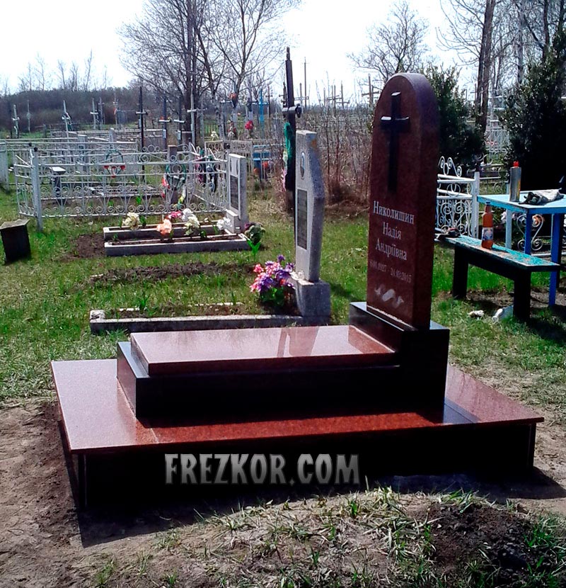 памятник с овальной стеллой