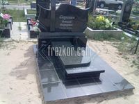 памятник из зеленого и черного гранита